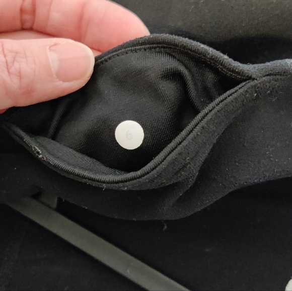 Lululemon classic Groove crop, size 6 - Picture 4 of 6